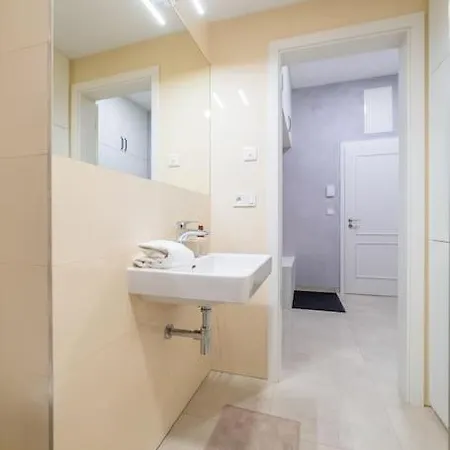 Chic Brick In Historic City By Rentez Apartamento *